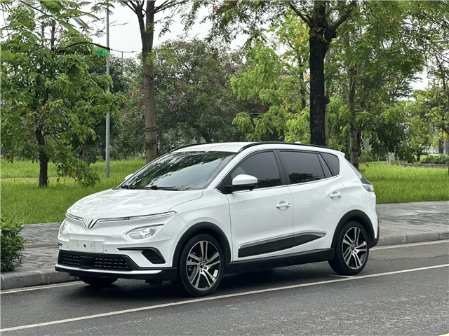 Xe điện VinFast VF e34 màu trắng đỗ bên đường núi tại Lạng Sơn, sẵn sàng cho chuyến đi tự lái